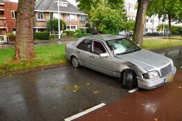 Automobilist raakte verstrikt in vloermat en botst tegen boom in Alkmaar
