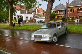 Automobilist raakte verstrikt in vloermat en botst tegen boom in Alkmaar