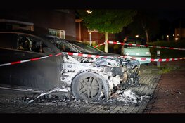 Twee auto's verwoest bij brand aan Boezemsingel
