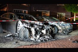 Twee auto's verwoest bij brand aan Boezemsingel