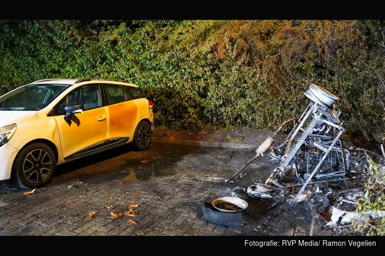 Brommobiel verwoest door brand, auto zwaar beschadigd