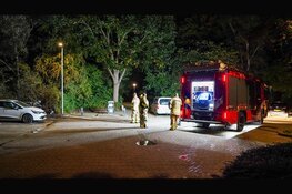 Brommobiel verwoest door brand, auto zwaar beschadigd