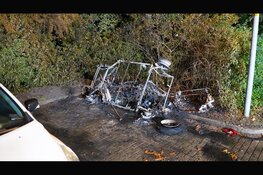 Brommobiel verwoest door brand, auto zwaar beschadigd