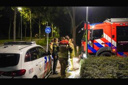 Brommobiel verwoest door brand, auto zwaar beschadigd