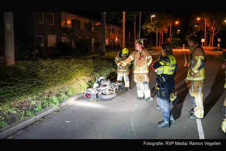 Motorrijder vliegt uit de bocht op Laan van Athene en slaat op de vlucht