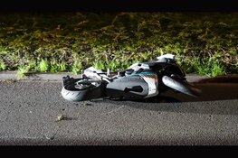 Motorrijder vliegt uit de bocht op Laan van Athene en slaat op de vlucht