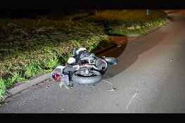 Motorrijder vliegt uit de bocht op Laan van Athene en slaat op de vlucht