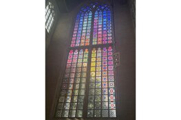 Wethouder Jan Hoekzema ontvangt eerste exemplaar ‘Het Grote Raam’. Het grootste glas-in-loodraam van Europa in de Grote Kerk Alkmaar