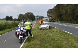 Wiel van auto raakt los en botst en botst op tegemoetkomende oldtimer
