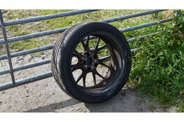 Wiel van auto raakt los en botst en botst op tegemoetkomende oldtimer