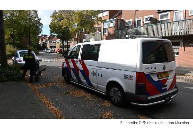 Scooter botst op geparkeerde auto’s in Alkmaar, bestuurder slaat op de vlucht