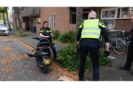 Scooter botst op geparkeerde auto’s in Alkmaar, bestuurder slaat op de vlucht