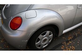 Scooter botst op geparkeerde auto’s in Alkmaar, bestuurder slaat op de vlucht