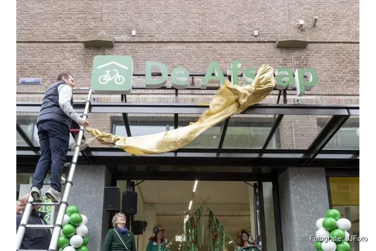 Nieuwe fietsenstalling in V&D-gebouw geopend