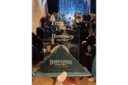 Alkmaarse komische goochelaar Fritz met een Z erelid van Roemeens Magic Festival