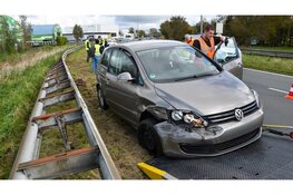 Auto belandt in vangrail na botsing op N9, rijbewijs andere automobilist inbeslaggenomen