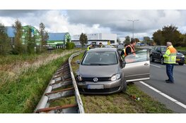 Auto belandt in vangrail na botsing op N9, rijbewijs andere automobilist inbeslaggenomen