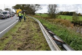 Auto belandt in vangrail na botsing op N9, rijbewijs andere automobilist inbeslaggenomen