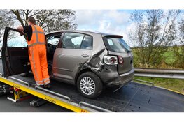 Auto belandt in vangrail na botsing op N9, rijbewijs andere automobilist inbeslaggenomen
