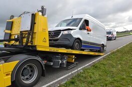 Kop-staartbotsing op N242 zorgt voor file en schade