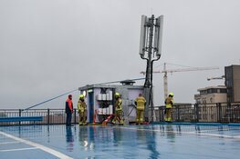 Antenne op dak parkeergarage dreigt om te vallen, brandweer grijpt in