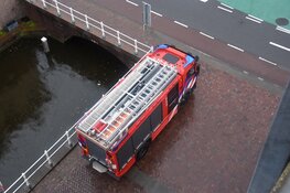 Antenne op dak parkeergarage dreigt om te vallen, brandweer grijpt in
