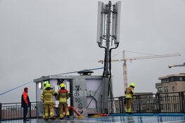 Antenne op dak parkeergarage dreigt om te vallen, brandweer grijpt in
