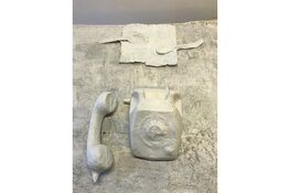 Papieren herinneringen in Kunstuitleen Alkmaar: Paula Biemans bouwt een kamer voor haar broer