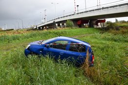 Hulpdiensten rukken uit voor verlaten auto in de greppel in Alkmaar