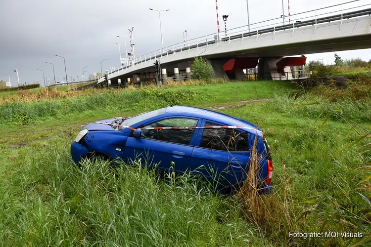 Hulpdiensten rukken uit voor verlaten auto in de greppel in Alkmaar