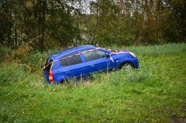 Hulpdiensten rukken uit voor verlaten auto in de greppel in Alkmaar