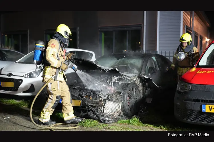 Porsche vliegt in brand op parkeerplaats in Alkmaar