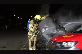 Porsche vliegt in brand op parkeerplaats in Alkmaar