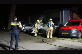 Porsche vliegt in brand op parkeerplaats in Alkmaar