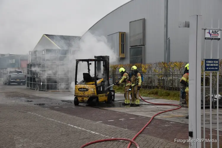 Heftruck vliegt in brand bij bedrijf in Alkmaar