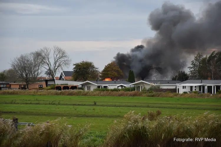 Zwarte rookwolken bij grote brand op vakantiepark in West-Graftdijk