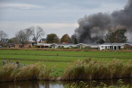 Zwarte rookwolken bij grote brand op vakantiepark in West-Graftdijk