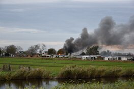 Zwarte rookwolken bij grote brand op vakantiepark in West-Graftdijk