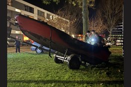 Brandweer blust brandende boot op aanhanger