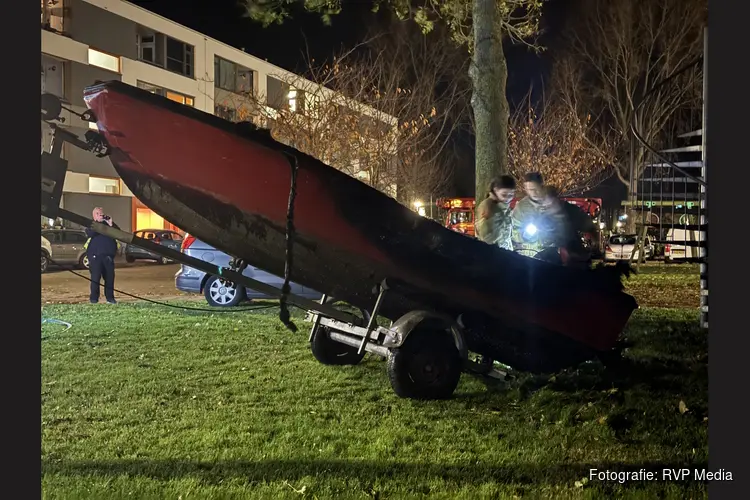 Brandweer blust brandende boot op aanhanger