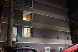 Brandweer blust brandende boot op aanhanger