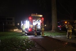 Brandweer blust brandende boot op aanhanger