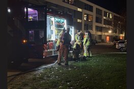 Brandweer blust brandende boot op aanhanger