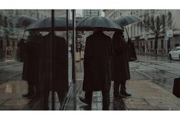 Droog aankomen in Alkmaar: zo kies je een goede regenbroek voor heren