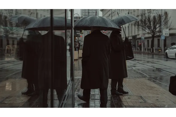 Droog aankomen in Alkmaar: zo kies je een goede regenbroek voor heren