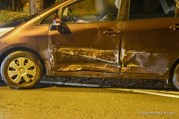 Bestuurders willen tegelijkertijd door wegversmalling en komen in botsing