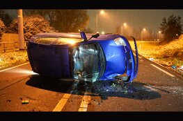 Auto op z'n kant na eenzijdig ongeval ter hoogte van spoorbrug N242, weg volledig afgesloten