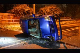 Auto op z'n kant na eenzijdig ongeval ter hoogte van spoorbrug N242, weg volledig afgesloten