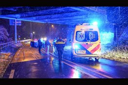 Auto op z'n kant na eenzijdig ongeval ter hoogte van spoorbrug N242, weg volledig afgesloten