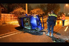 Auto op z'n kant na eenzijdig ongeval ter hoogte van spoorbrug N242, weg volledig afgesloten